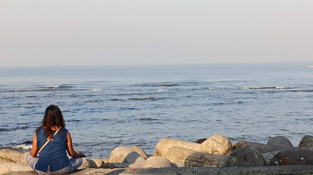 Cozy Private Ac Studio By The Sea Bandstand Bandra W Mumbai Nr Taj Lands End Appartamento Esterno foto