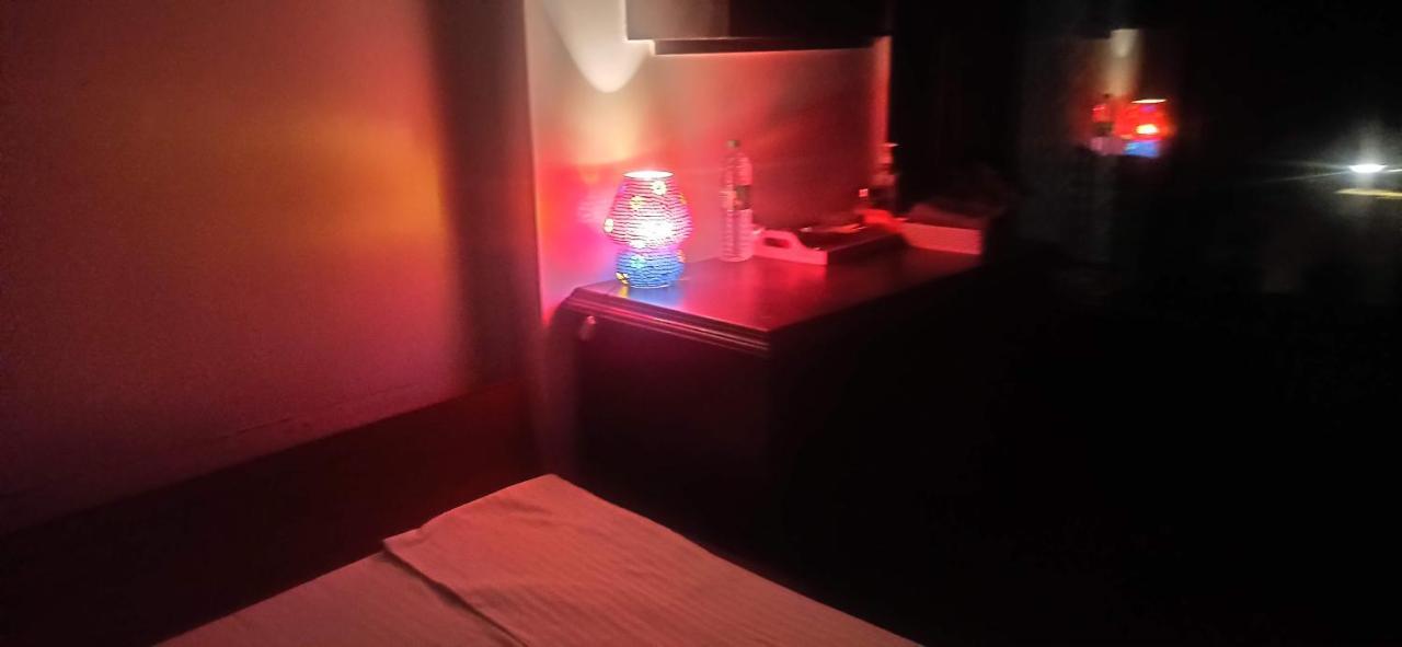 Cozy Private Ac Studio By The Sea Bandstand Bandra W Mumbai Nr Taj Lands End Appartamento Esterno foto